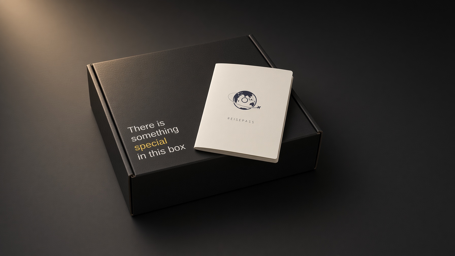 Die geschlossene MysterySnack-Box mit dem Reisepass-Booklet obenauf